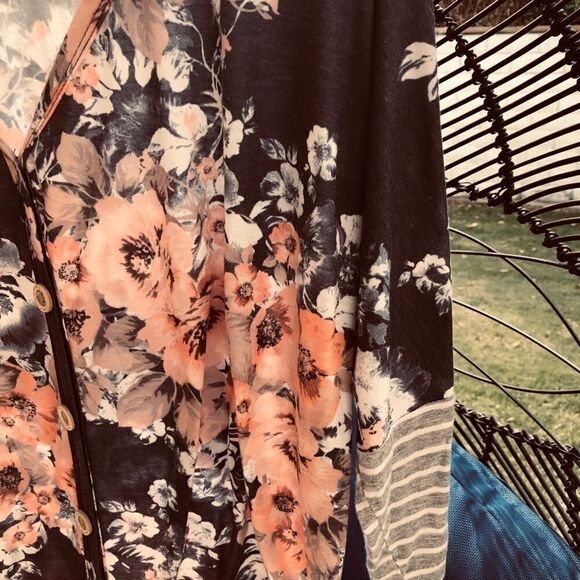 Button Down flower top - Picture 4 of 8